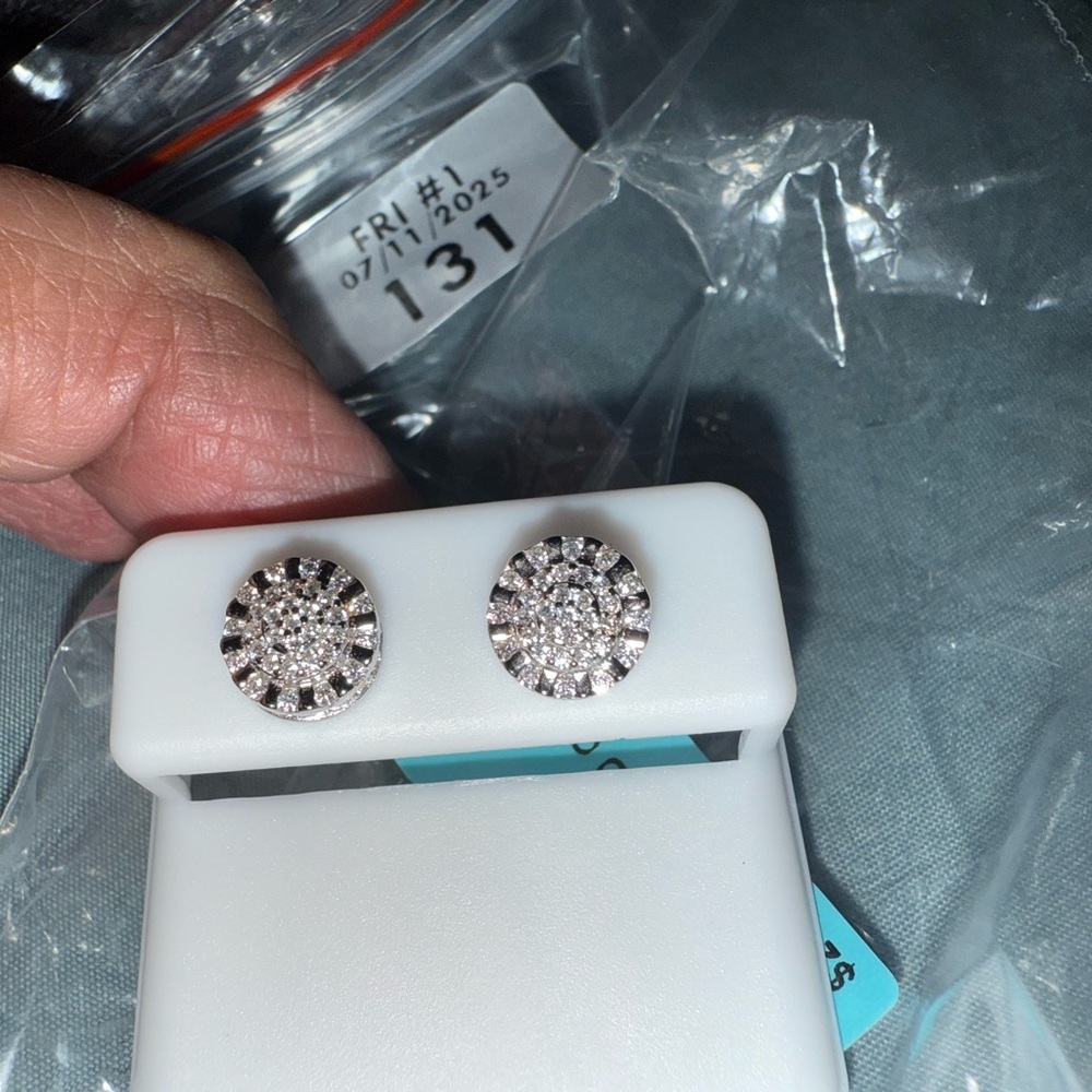925 Moissanite
Mens Earrings
RP
0.68 CTW WSD Color
$218.99